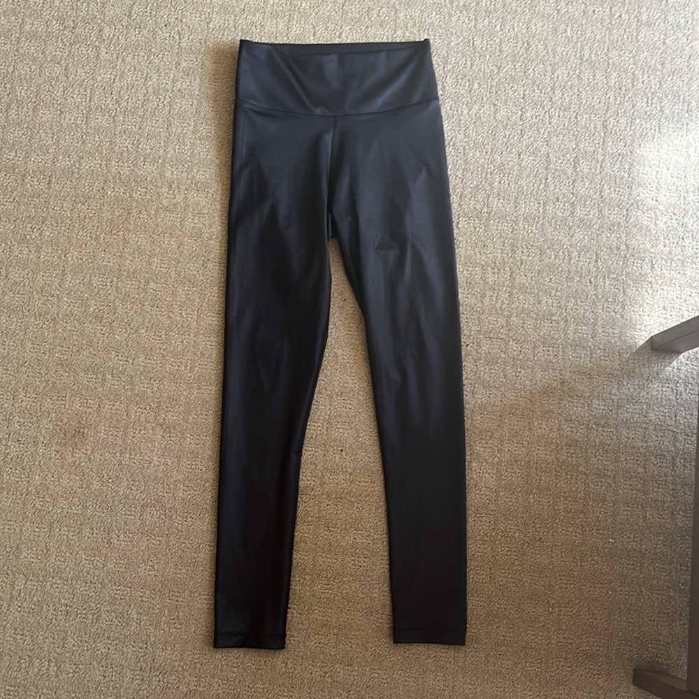 ARITZIA TNA Gloss Leggings size M